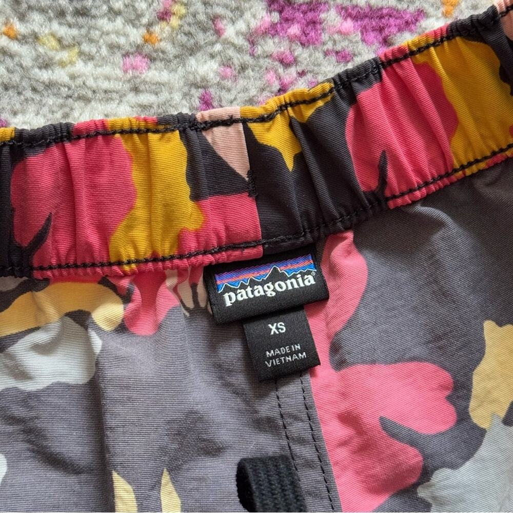 Patagonia Barely Cloudbreak Ink Black Tropical Floral 2.5 Shorts Women’s Size XS - Picture 7 of 9